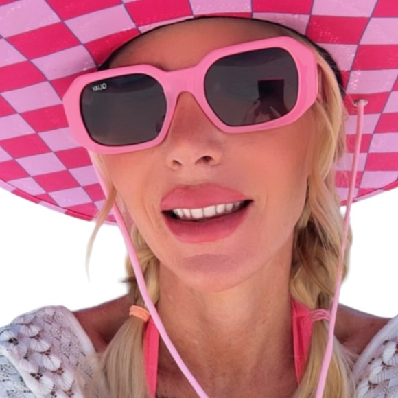 QUAY Hyped Up Sunglasses Polarized Pink Frame Smoke Lenses Retro NWT - Picture 8 of 15